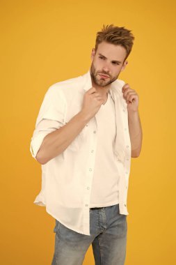 Rahat hissediyorum. Sıradan gömlekli yakışıklı bir adam. Erkek giyim ve şık kıyafetler. Günlük kıyafetlerini giy. Tarzın en iyi referanslarından biri olarak kabul edilir. Moda konsepti. Erkek manken mağazası.