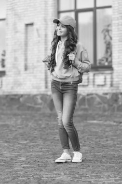 İnanılmaz güzel görünüyorsun. Sonbahar tarzı açık havada mutlu bir kız. Moda sonbahar modası. Şık trendler. Çocuklar giyer. Giysi dükkanı. Sonbahar çocuk giyim koleksiyonu. Sonbahar kıyafetleri ilham verici