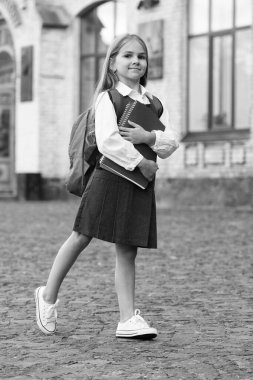 Modern akademik deneyim okulu. Mutlu çocuk okula gidiyor. 1 Eylül. Okula dönelim. Bilgi toplama günü. Resmi eğitim. Özel ders. Yaratıcı öğrenim için