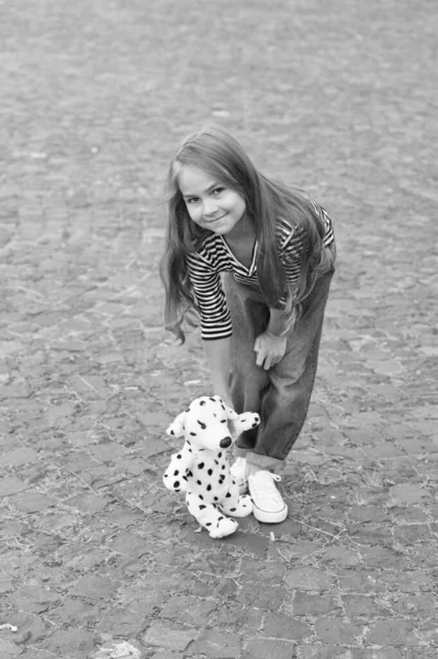 Hrát je prostá radost. Šťastné dítě hrát s hračkou psa venku. Vývoj dítěte. Hry a aktivity. Přátelé a přátelství. Obchod s hračkami. Učení prostřednictvím hry — Stock fotografie
