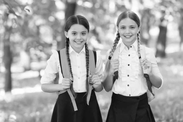 Humor brincalhão. Meninas da moda com mochila no parque. crianças com mochila sorrindo. estudantes fora no parque de verão sorrindo feliz. raparigas com sacos escolares. criança com mochila. tempo feliz — Fotografia de Stock