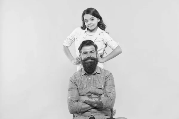 Père et petite fille heureuse s'amuser, concept de valeurs familiales — Photo