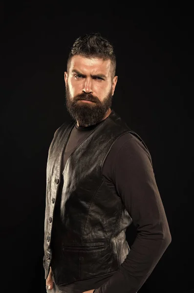 Homem confiante e brutal estilo fundo preto. Cara bonita. Homem com barba em pele preta. Conceito de barbearia. Cresce bigode. Modelo de moda. Cara madura e rígida. Cabelo facial. Cara masculina — Fotografia de Stock