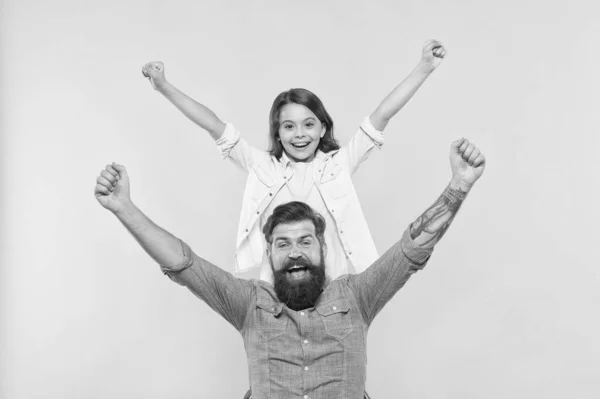 Père et petite fille heureuse s'amuser, véritable concept de bonheur — Photo