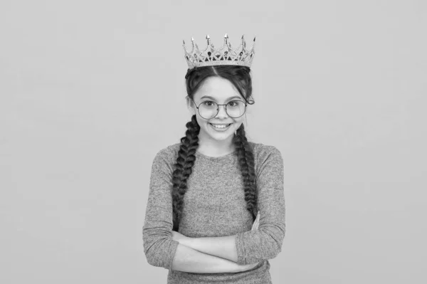 Kraliyet eğitimi. Gözlüklü sevimli kız. Prenses kavramı. Mutlu gülümseyen prenses. Mükemmel bir öğrenci. Başarı ve mutluluk. En zeki prenses. Küçük akıllı kız gözlük takıyor. Akıllı çocuk. — Stok fotoğraf