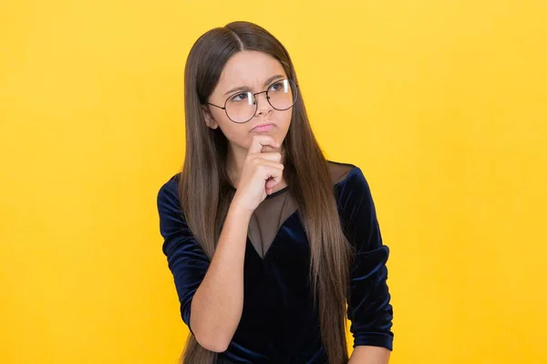 Sérieux fille enfant avec perplexe visage porter uv lunettes de protection, la vue — Photo