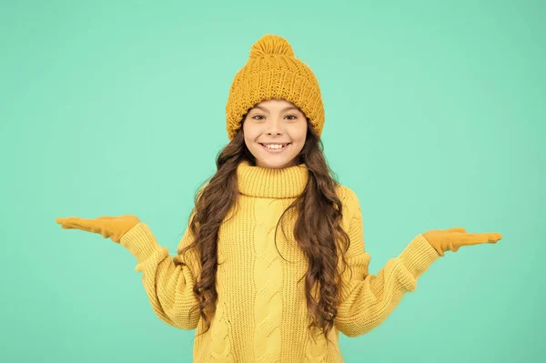 Isolamento térmico. Loja de roupas térmicas. Menina bonito desfrutar de estilo de inverno. O miúdo usa um chapéu de malha. Fica quente. Criança pequena usa chapéu e suéter. Tempo frio. Cuidado com a pele. Conceito de protecção térmica — Fotografia de Stock