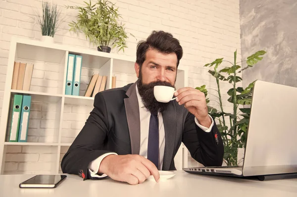 아침에 제일 먼저. 수염난 남자가 사무실에서 아침 커피를 마십니다. 관리자는 아침에 뜨거운 음료를 즐긴다. 아침 차. 궁극적 인 아침 일과 — 스톡 사진