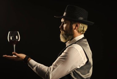 Tortu eski kırmızı şaraplarda bulunmalı. Sommelier içkinin değerini biliyor. Sahte şarapları nasıl tespit edebildiğini. Şarap servisi. Sommelier şarabın tadına bakar. Sommelier 'in sorumluluğu lezzet tercihi dahilinde.