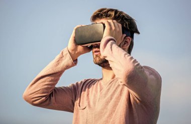 erkek sanal gerçekliği. Sanal dünyamda. Maço adam kablosuz sanal gerçeklik gözlüğü takıyor. Geleceğin teknolojisi. Kendi işini kur. Dijital gelecek ve yenilik. Seksi adam gökyüzü arkaplan gözlüğü