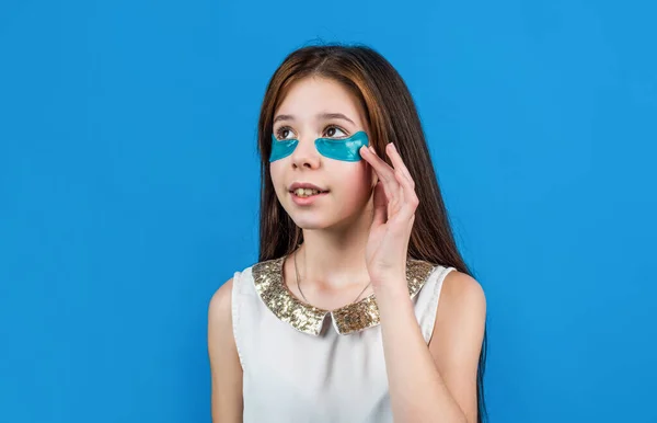 Dívka dítě používat pásku přes oko korejská kosmetika pro obličej krása, zdravotní péče — Stock fotografie