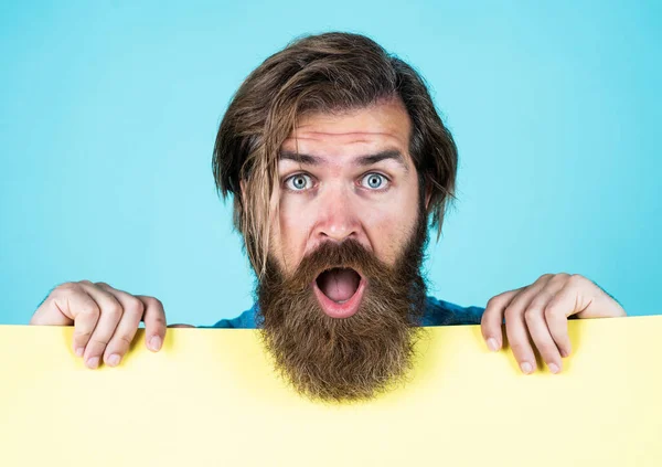 Em forma de barba. surpreendeu o homem maduro. Um tipo com um estandarte de barba. Hister caucasiano brutal com bigode. barbeiro masculino cuidados faciais. confiante e bonito. anúncio e propaganda — Fotografia de Stock