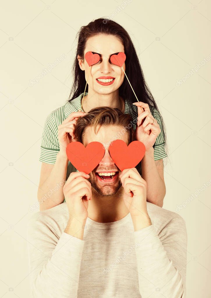 Uomo e ragazza innamorati. San Valentino e amore. Le idee romantiche  festeggiano il giorno di San