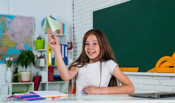 Leerling meisje studie op school in werkplaats klaslokaal, leren — Stockfoto