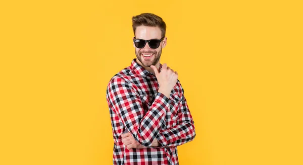 Ragazzo alla moda con acconciatura alla moda indossare camicia a scacchi e occhiali, armadio — Foto Stock