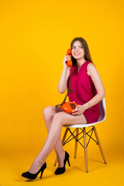 Šťastný dospívající dívka mluvit na retro telefon, komunikace — Stock fotografie