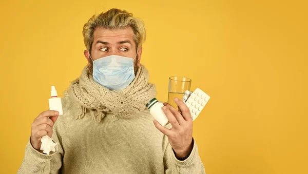 Preventie concept. Man ziek verlof thuis. Baard man rommelig haar dragen masker houden pillen vitaminen medicijnen in handen. Geneesmiddelen effectieve behandeling. Farmaceutisch concept. Veel geneesmiddelen — Stockfoto