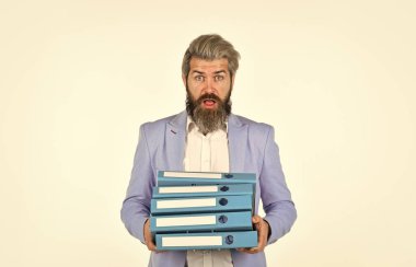Fazla mesai. Proje müdürü. Proje yöneticisi. Proje belgeleri. Teslim tarihi konsepti. Adam dosya taşıyor. Belgelerle çalış. Arşivleri ara. Evrak işleri. Yeniden sayım ve mali denetim