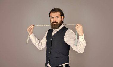 En iyi sonucu elde etmek için çok çalışmak. Mezuralı bir terzi. Erkek kıyafetleri terziliği yapan adam. Vahşi adam moda tasarımcısı. Adam erkekler için kostüm tasarlıyor. Başarılı sartor çalışmaya hazır