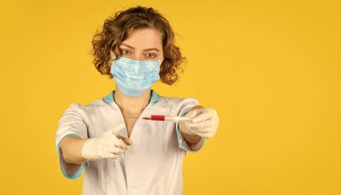 Doktor bebek için aşı içeren şırınga kullanıyor. Solunum maskesi takın. İlaç şişesi enjeksiyonu. Koronavirüse karşı tıbbi enjeksiyon. Steteskoplu kadın hemşire. Grip aşısı tutan araştırmacı