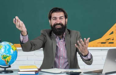 Mutlu bir gün. Sınıfta tahtasıyla çalışan acımasız bir adam. Sınava hazırlan. Ders üzerine ders veren üniversite hocası. Okula dönüyorum. resmi eğitim. Bilgi günü. Olgun sakallı öğretmen.