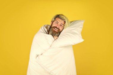 Uykuya dalın. Melatonin uykunu getirir ve uyumana yardımcı olur. Yastığı ve yorganı olan yakışıklı bir adam. Yeterince uyudum. Bahşişler daha iyi uyuyor. Sakallı adam uyukluyor.