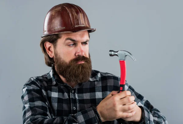 Мистер... Опыт. мастерская по ремонту инструментов. жестокий бородатый рабочий в шлеме. Зрелый парень строитель — стоковое фото