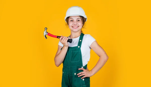 Ingegnere bambino felice con martello in cappello duro, manager — Foto Stock