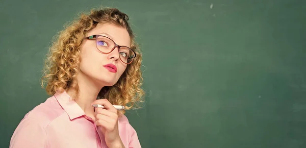 Het nieuwe schooljaar. Meisje bereid je voor op examens. student met bril op schoolbord. Meisjesleraar op school. Formeel informeel en niet-formeel onderwijs. terug naar school. leeg schoolbord. kopieerruimte — Stockfoto