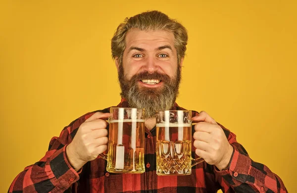 Koncepcja stylu życia. Brutalny hipster pije piwo. dojrzały brodaty barman trzymać szklankę piwa. pewny siebie barman podnoszący toast. wolny czas i świętowanie. Facet pijący piwo w barze. Piwo z pianką — Zdjęcie stockowe