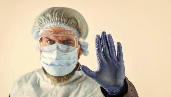 Uomo medico in guanti protettivi e occhiali. indossare maschera respiratore. infermiera in uniforme. Attenzione. Chiudete. Ferma il coronavirus. Restare a casa restrizioni. Misure preventive per le malattie infettive — Foto Stock