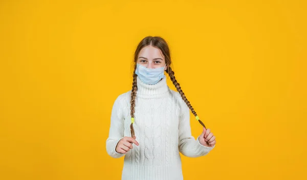 Início da recuperação. sintoma de covid 19. menina precisa de teste de imunidade igg. pneumonia por vírus. criança paciente usando máscara respiratória. itens de proteção de segurança durante o surto de pandemia de coronavírus — Fotografia de Stock