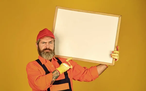 Geschäftsmann. männlicher Bauarbeiter. Mann mit Präsentation. Baumeister zeigt auf Flipchart. Kopierraum. Architekt Arbeiter halten Flip Chart. Konferenztreffen. Person, die auf einem Flipchart präsentiert — Stockfoto