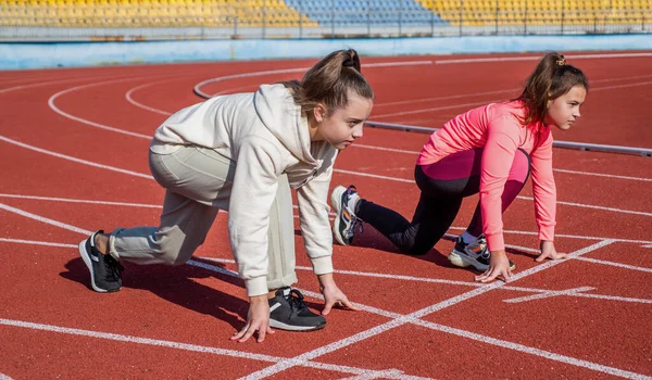 Kızlar stadyumun önünde koşmaya başlamadan önce, başlayın. — Stok fotoğraf