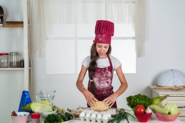 Zevkliymiş. Diyet yapıyorum. Genç fırıncı çocuk mutfakta yemek hazırlıyor. Akşam yemeği için yemek.