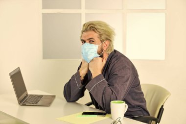 Yayılmasını önlemek için. Mesafeni koru. Uzaktan kumandalı iş. İnternetten alışveriş. Solunum maskeli adam. Uzak bir sitede çalışıyorum. Uzaktan öğrenme. enfeksiyon kontrolü ve önleme tedbirleri