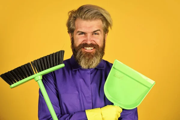 どこにいたの？。掃除夫の家だ。家事や家事など。掃除用品付きの男性清掃員。床を掃除して。掃除屋さん。髭を生やした男がモップで掃除してる。手袋の清掃員 — ストック写真