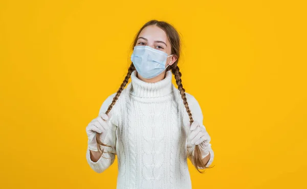 Lány gyermek visel légzőszervi maszkot, hogy megvédje a koronavírus, járvány — Stock Fotó