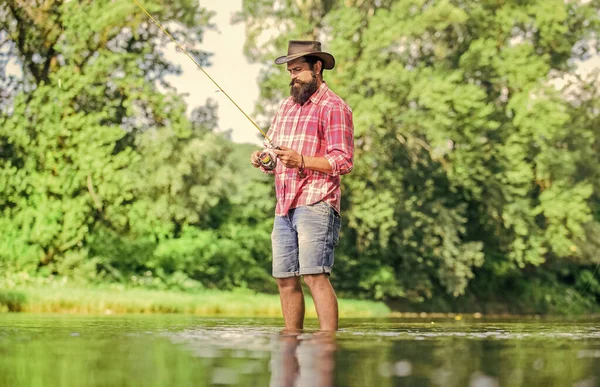 Ideas para inspirarte. pescador mostrar técnica de pesca uso de la caña. hombre pescando peces. hombre maduro pesca con mosca. pescador experimentado en el agua. Pesca con mosca exitosa. fin de semana de verano. actividad deportiva y hobby — Foto de Stock