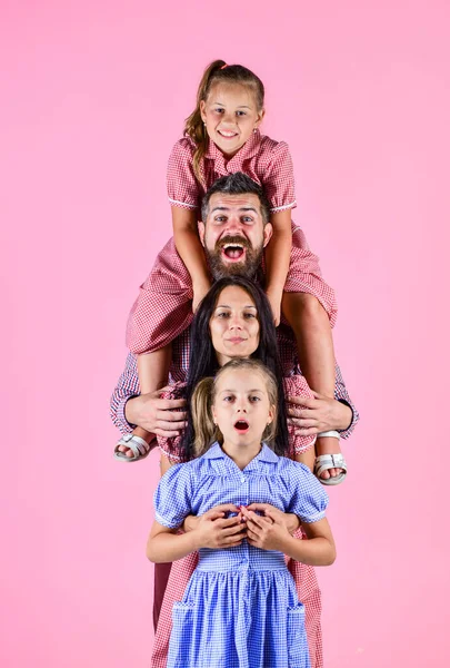 Familia feliz pasar tiempo juntos y divertirse, amor — Foto de Stock