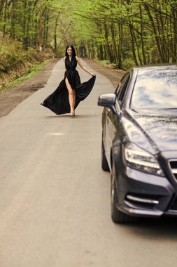 Statü ve saygı. Zengin insanların yaşam tarzı. Yolculuğa başla. Lüks araba. Otomobil ve yolda güzel seksi bir kadın. Seyahat konsepti. Seyahat ve tatil. Ulaşım konsepti. Arabayla seyahat et. Otomatik servis