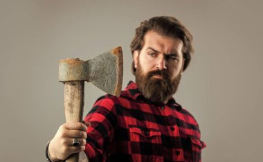 Oduncu balta kullanır. Seçici odaklanma. Baltalı sakallı adam. Baltayla saç kes. Erkek kuaför ya da berber dükkanı. Gömlekli vahşi kasap. Oduncu ormanda çalışmaya hazır. Oduncunun kendine güveni.