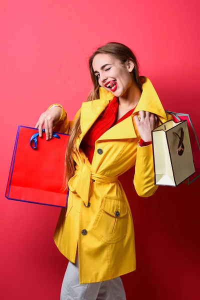 Divatos nő elegáns ruhákban tartsa bevásárló táskák, cyber hétfő — Stock Fotó