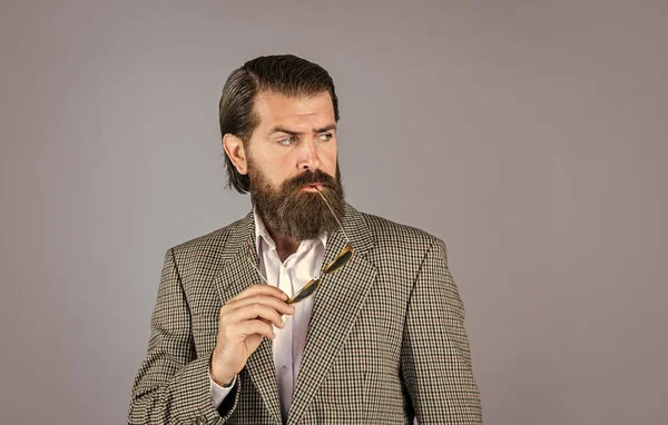 Homem bonito e bem sucedido em terno caro. Ele está de camisa branca e óculos. homem de sucesso elegante em terno posando. Os homens de negócios usam fato. estilo de vida oficial do escritório. homem barbudo grave — Fotografia de Stock