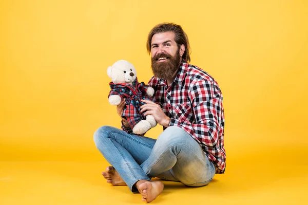 Presentes e feriados conceito. Isto é para ti. hipster como um brinquedo de animal. Aniversário festa de férias celebração. sentir felicidade. Homem com barba segurar urso de brinquedo bonito. O homem tem ursinho de peluche. espaço de cópia — Fotografia de Stock