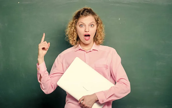 Je retourne à l'école. Professeur à l'école avec cahier. Femme professeur joyeux tenir un ordinateur portable debout près du tableau. Concept d'éducation scolaire. Logiciels pour enseignants. L'éducation moderne. Enseignement de l'informatique — Photo