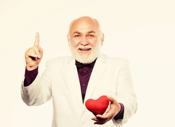Gewoon geïnspireerd. Valentijnsdag. donortransplantatie. blije volwassen man houdt rood hart vast. Liefde en romantiek. Een bebaarde zakenman. hartfalen. Gezondheidszorg. hartproblemen — Stockfoto