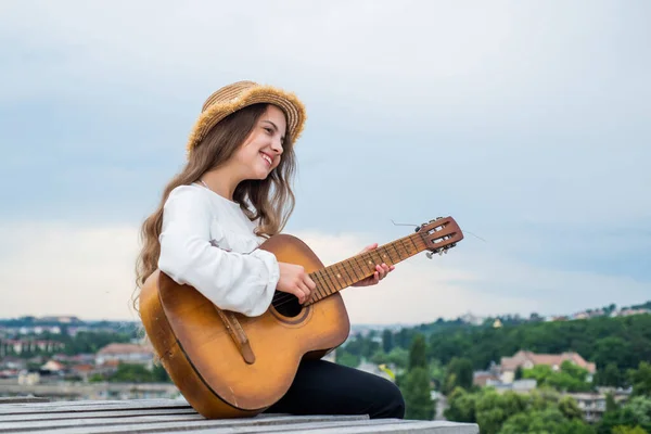 Concetto di musica country. stile moda bambino. piena di ispirazione. libertà e successo. cantante. — Foto Stock