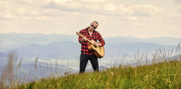 Din musik. Glad och fri. cowboykille med akustisk gitarrist. countrysång. sexig man med gitarr i rutig skjorta. hipstermode. Västra camping och vandring — Stockfoto