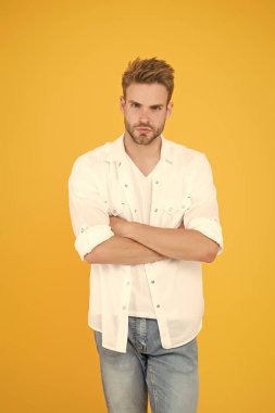 Kıyafet zevkin iyiymiş. Resmi moda. Resmi tarz. Kıyafet dükkanı. Çekici adam gömlek giyer. Cazibesine güveniyor. Sakallı adam iş stili. Yakışıklı bir manken. Seksi maço adam.